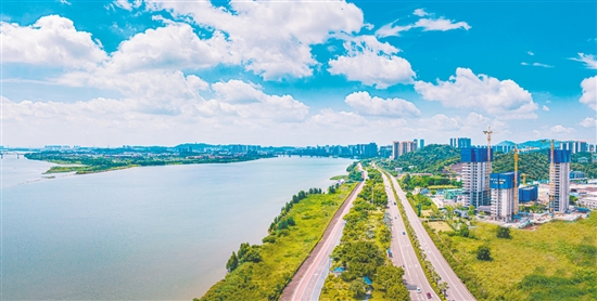 綠城濱江·潮聞東方引入高端江居理念，為江門打造“好房子”的品質(zhì)標桿。