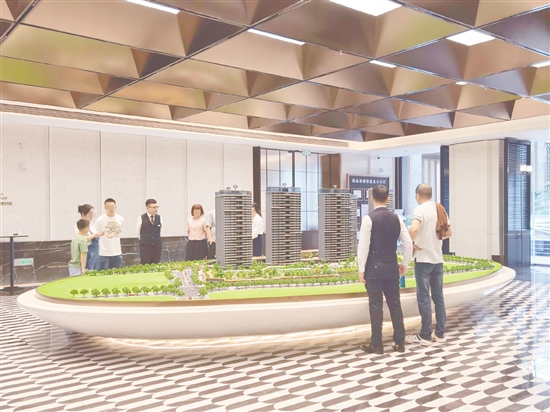 盡管更多消費者青睞二手房，但新盤的推出還是吸引了不少人的目光。