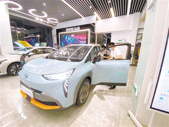 手捧奶茶進(jìn)店看車，正在成為一種新的逛街常態(tài)。