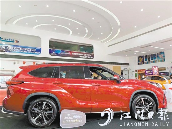 皇冠陸放腰線修長舒展。