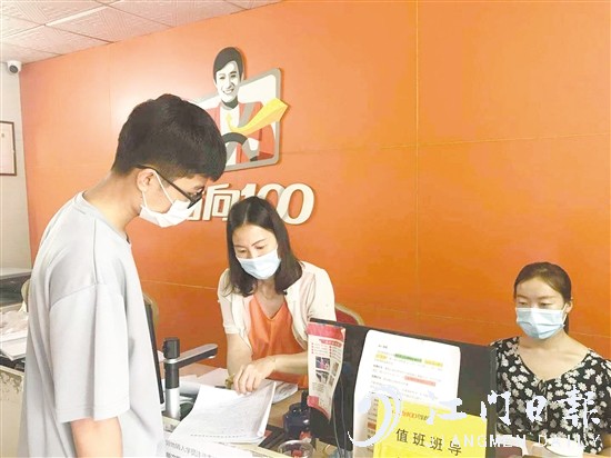 高考結束后，許多考生前往駕校報名學車。