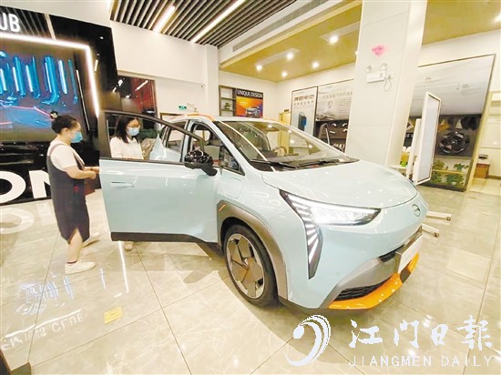 如果是報廢舊車，消費者購買推廣名單中的新能源汽車可補貼1萬元。