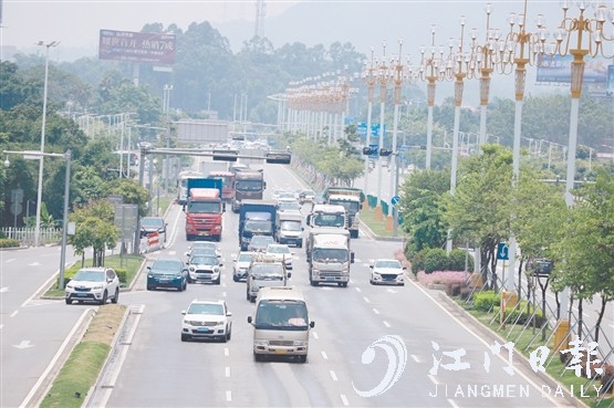 隨著汽車駛?cè)肭Ъ胰f戶，路上的汽車越來越多。