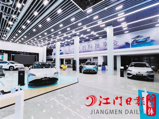 廣汽埃安江門(mén)第一體驗(yàn)中心寬敞氣派的展廳。