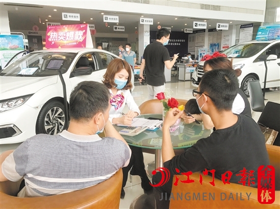 消費(fèi)者在簽訂貸款合同的時(shí)候，務(wù)必要細(xì)讀弄清。