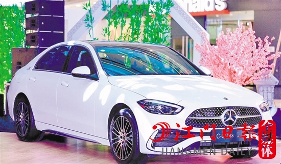 全新奔馳長(zhǎng)軸距C級(jí)車外觀時(shí)尚動(dòng)感。