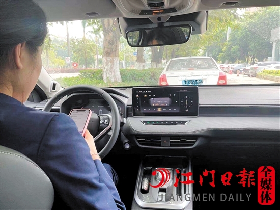 不少車主喜歡在開車的時(shí)候玩手機(jī)。