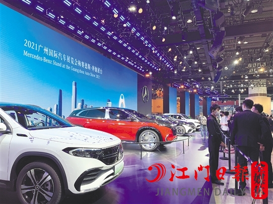 豪華品牌均把新能源汽車(chē)擺放在展區(qū)最顯眼的位置。