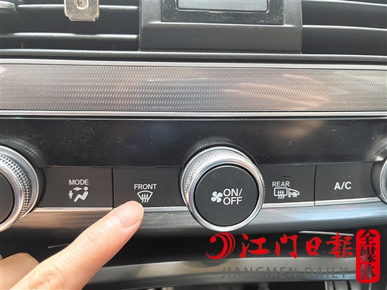 當(dāng)汽車(chē)車(chē)窗起霧時(shí)，可開(kāi)啟玻璃除霧功能。