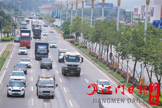 汽車駛?cè)肭Ъ胰f戶。