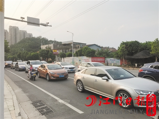 路上的汽車越來越多，開車時不要開“斗氣車”，盡量保持情緒穩(wěn)定。
