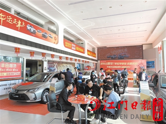 去年春節(jié)期間，不少消費者看車、買車。