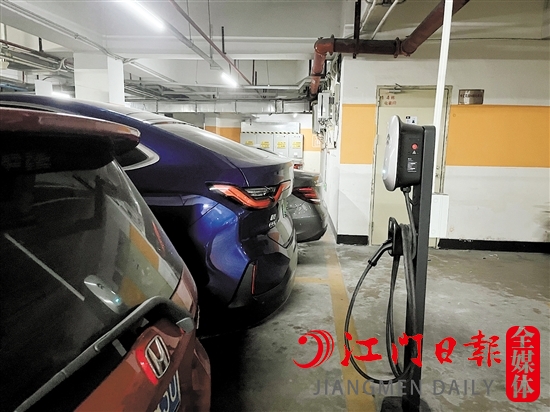 我市不少小區(qū)安裝充電樁都較為方便。