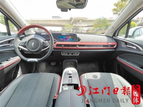新車(chē)內(nèi)飾復(fù)古之余不乏運(yùn)動(dòng)感。