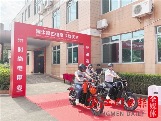 “潮?！睆凸烹妱幽ν熊囈俗⒛?。