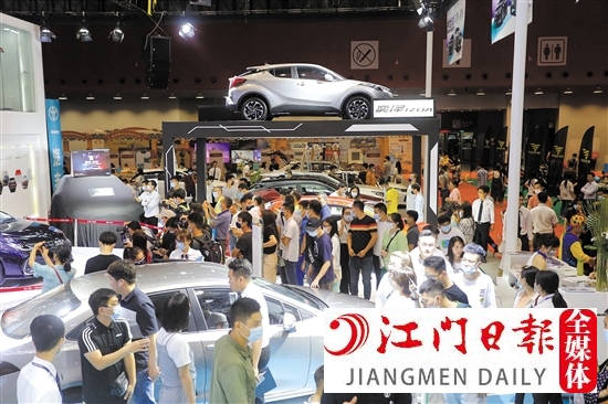 本報往年舉辦的大型車展，吸引大批市民。