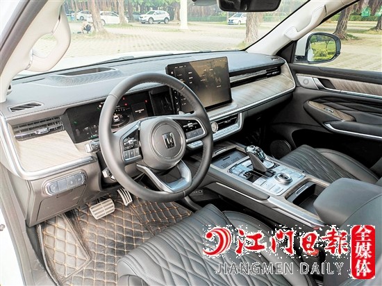 內(nèi)飾幾乎都是皮質(zhì)面料，很豪華。