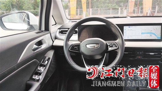 幾何E內飾富有科技感。