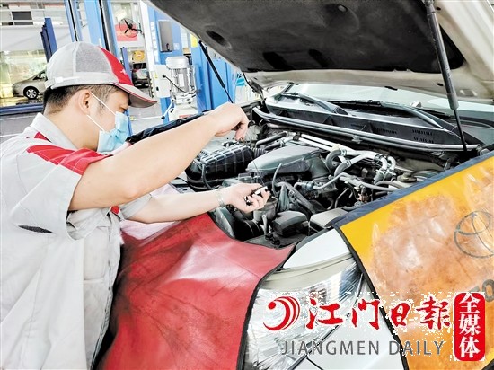 維修人員為車主的愛車進行檢查。