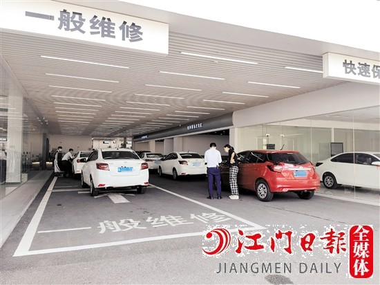 市區(qū)多家4S店出現(xiàn)車輛扎堆排隊等候檢修、保養(yǎng)的情況。