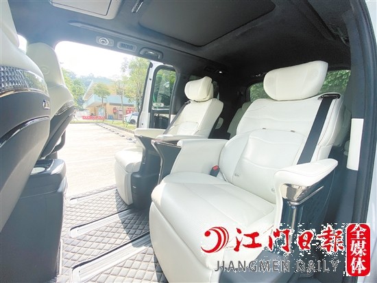 傳祺M8宗師系列雙擎御尊版第二排配備兩張獨立頭等艙座椅。