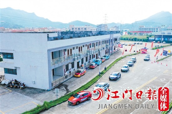 比亞迪王朝網對比試駕會有直線加速、斜坡挑戰(zhàn)等多個項目。