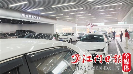 市區(qū)多家4S店車輛保養(yǎng)迎來小高峰。