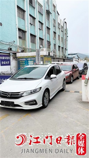 元旦以來，排隊(duì)等候過戶的二手車不少。