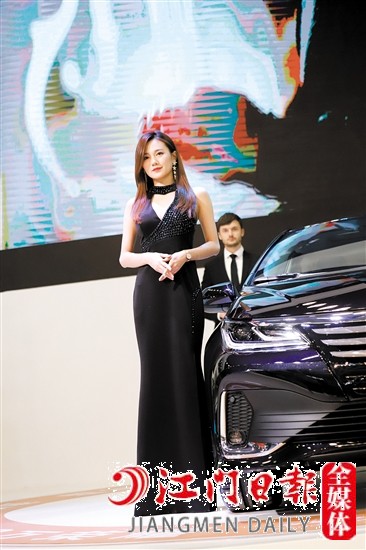 車展現(xiàn)場(chǎng)少不了香車美女。
