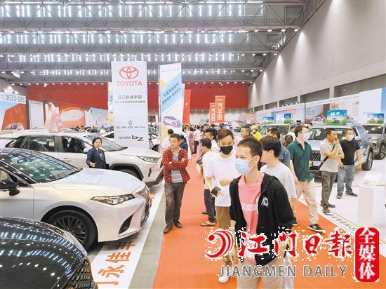 車展現(xiàn)場(chǎng)人氣旺。