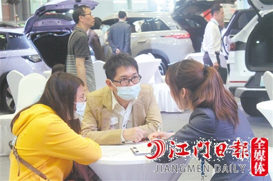 現(xiàn)場(chǎng)良好的氛圍吸引消費(fèi)者下單購(gòu)車。