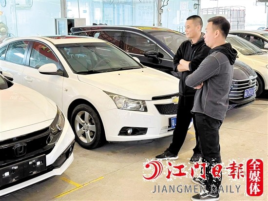 降價潮下，部分準(zhǔn)備購買二手車的市民持觀望態(tài)度。