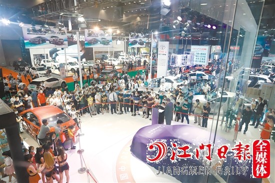 往屆“五一”車展吸引許多消費者前來看車、購車。