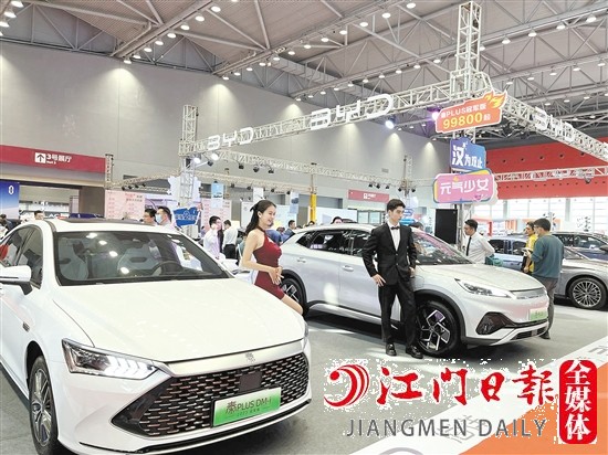 ←“五一”車展期間，各大主流新能源汽車品牌將亮相。圖為往屆“五一”車展現(xiàn)場。