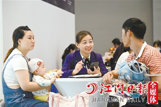 消費(fèi)者現(xiàn)場(chǎng)向銷(xiāo)售人員咨詢(xún)購(gòu)車(chē)相關(guān)情況。