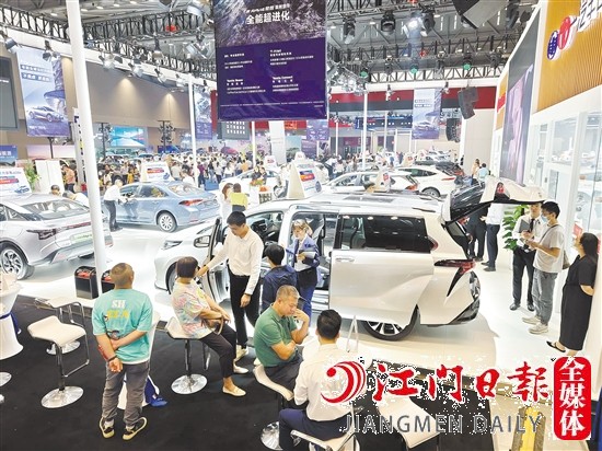 車(chē)展現(xiàn)場(chǎng)人氣旺。