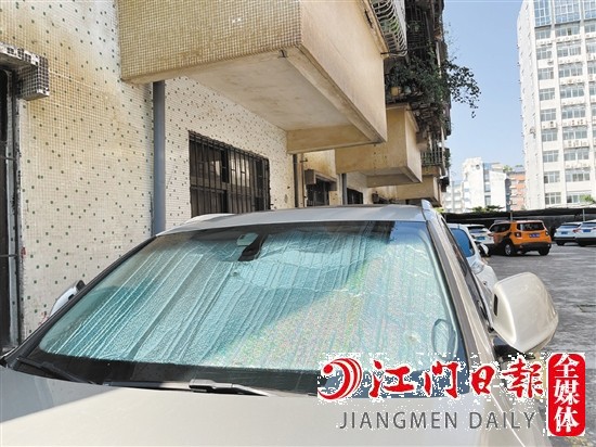 在前后擋風(fēng)玻璃處放置遮陽板，可防止陽光直射,使車內(nèi)溫度升高。