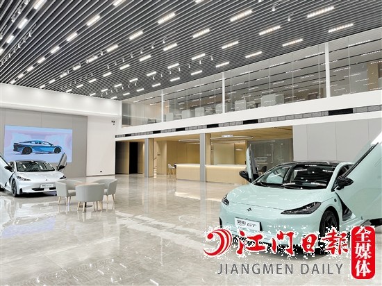 昊鉑中心江門蓬江店展廳寬敞明亮。