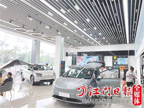 近年來(lái)，新能源汽車越來(lái)越受消費(fèi)者歡迎。