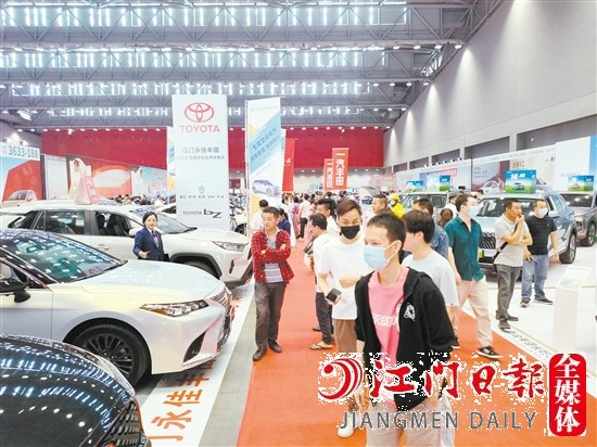 本報(bào)在二季度舉辦的車展吸引了不少市民看車、買車。