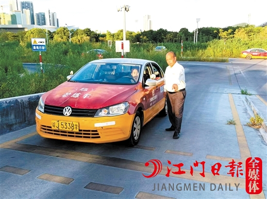教練在教學(xué)生學(xué)車。