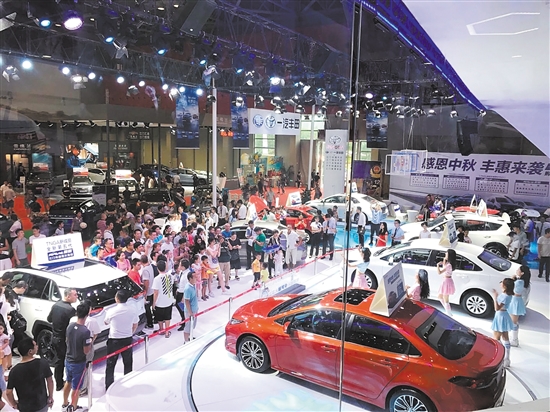 “十一”車展以規(guī)模大、規(guī)格高而著稱。圖為往屆“十一”車展現(xiàn)場。