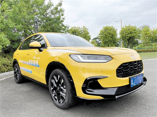 致在鮮艷的車身顏色足夠吸睛。