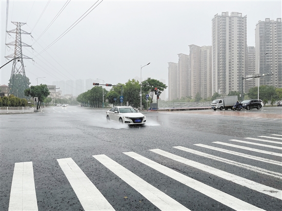 暴雨天行車時需注意減速慢行。