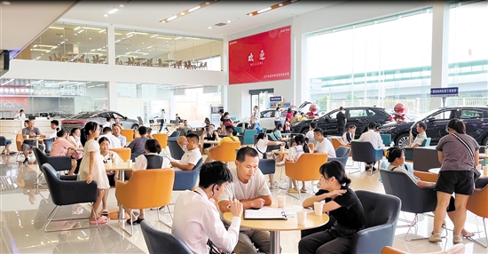 “雙節(jié)”假期前三天，車展客流帶動了4S店展廳客流。