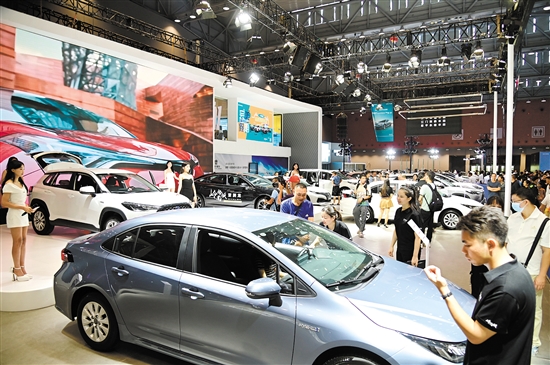 中秋國慶車展期間，吸引不少消費者看車、購車。