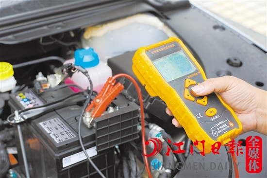 維修人員使用專業(yè)設(shè)備檢查蓄電池狀態(tài)。