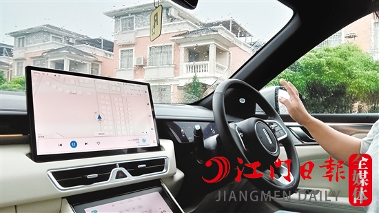 新車內(nèi)飾進(jìn)行了全新設(shè)計(jì)，比起老款車型更具豪華感。