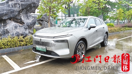 新摩卡DHT-PHEV對(duì)前臉進(jìn)行了重新打造，整體輪廓大氣優(yōu)美。