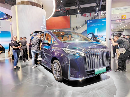 車展現(xiàn)場，亮相的新能源MPV非常多。